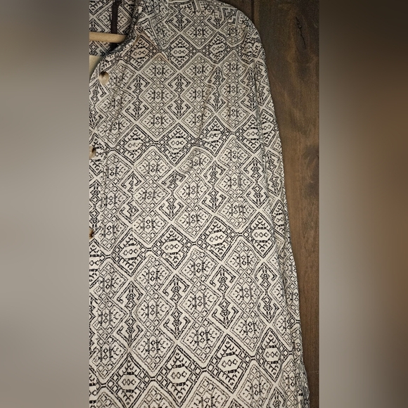 DRESS FORUM Piper Button down shirt dreas. White/black printed. Size medium NWT - Picture 8 of 15